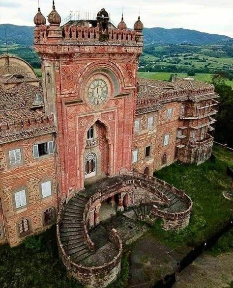 Castle Italy, Italian Castle, Desert Places, Abandoned Castles, Chateau France, Castle Ruins, Abandoned Mansions, Beautiful Castles, Abandoned Buildings