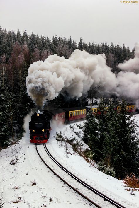 Abandoned Trains, Christmas Dreaming, Scenic Railroads, Train Photography, Christmas Feeling, Christmas Train, Train Pictures, Winter Magic, Christmas Wonderland