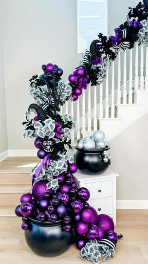 Halloween Party Staircase, Stair Railing Halloween Decor, Halloween Stairs Decorations, Halloween Staircase Decor, Halloween Stairs, Halloween Staircase, Garland For Staircase, Diy Halloween Garland, Stairway Decorating