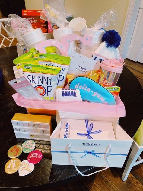 Sorority Sister Gifts, Big Little Baskets, Sorority Big Little Baskets, Senior Week Ideas, College Mindset, Sorority Baskets, Sorority Room, Big/little Baskets, Little Baskets