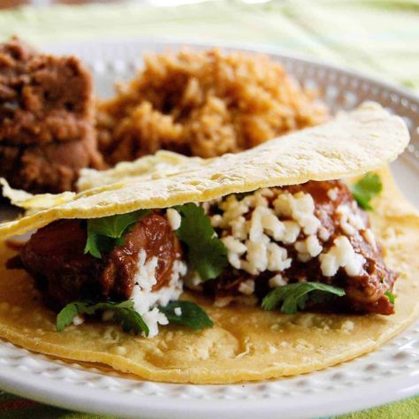 Chicken Mole Tacos Mole Tacos, Easy Dinner To Make, Chicken Mole Recipe, Chocolate Chicken, Queso Fresco Cheese, Tuscan Pasta, Chicken Mole, Mole Sauce, Recipe For Chicken