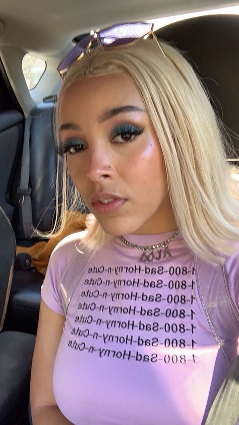 Doja Cat Blonde, Doja Cat Blonde Hair, Old Doja Cat, Doja Cat Style, Walking Meme, Internet Famous, Funtime Foxy, Hairdos For Short Hair, Female Rappers