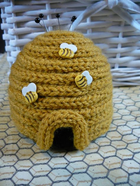 French knitting idea. That is sooo adorable! :) Knitting Amigurumi, Spool Knitting, Handmade Baby Shower Gift, Pin Cushions Patterns, French Knitting, Crochet Bee, Knitting Blogs, Finger Knitting, I Cord