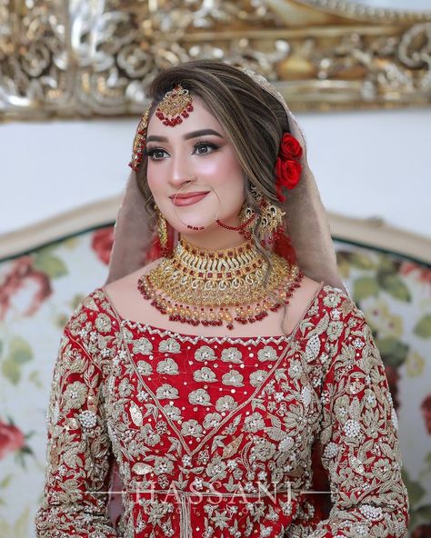 Barat Hairstyles For Bride, Barat Bridal Hairstyle, Bridal Hair Styles Pakistani Barat, Pakistani Bride Hairstyle, Walima Makeup, Engagement Ring Non Traditional, Long Frocks Designs, Necklace Women Gold, Women Gold Chain