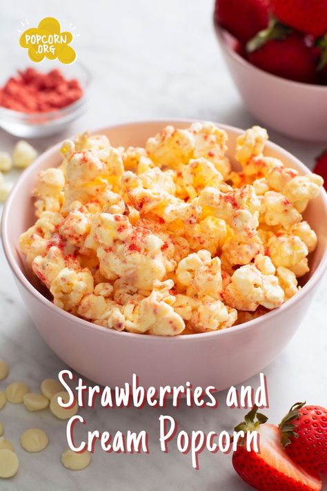 White Chocolate Popcorn Recipe, Strawberry Popcorn, Popcorn Recipes Sweet, Strawberry White Chocolate, White Chocolate Popcorn, Healthy Popcorn, Sweet Popcorn, Chocolate Popcorn, Strawberry Baby