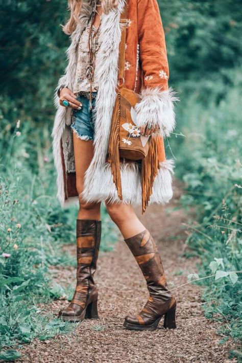 bohemian Afghan coat Boho Winter Outfit, Boho Winter Fashion, Boho Winter Coat, Vintage Clothing Styles, Boho Fashion Winter, Bohemian Winter, Vintage Boho Wedding, Afghan Coat, Boho Coat