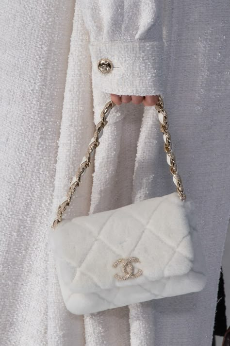 Chanel Aesthetic, Trendy Purses, Tas Bahu, Mode Chanel, Chanel Cruise, Luxury Bags Collection, Aesthetic Bags, Cindy Kimberly, Dream Bags