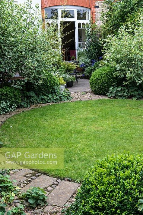 Circular Garden Design, Urban Sanctuary, Small Garden Inspiration, Circular Lawn, Summer House Garden, Small Courtyard Gardens, Front Garden Design, Garden Makeover, Backyard Garden Design