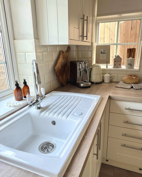 New kitchen sink reveal ☁️🫧🤍 This is one of the changes I’ve been the most excited for since we moved in…I’m so happy 🥰 The sink we went with is the “Milford” white ceramic sink from @abode_home and we used the “Deva Georgian Mono tap” in chrome from @heatandplumb 🫧 It’s really brightened up the space, and has made such a lovely feature in our kitchen 🫶🏼 #abodehome #ceramicsink #countrykitchen #homedecor #smallkitchen #neautralhome #neutralkitchen #kitchensink #kitchen #kitchendecor Kitchen Sink With Drying Area, Ceramic Sink Kitchen, Empty Kitchen, Preppy Peppa, New Kitchen Sink, Ceramic Kitchen Sink, Ceramic Kitchen Sinks, White Kitchen Sink, Neutral Kitchen