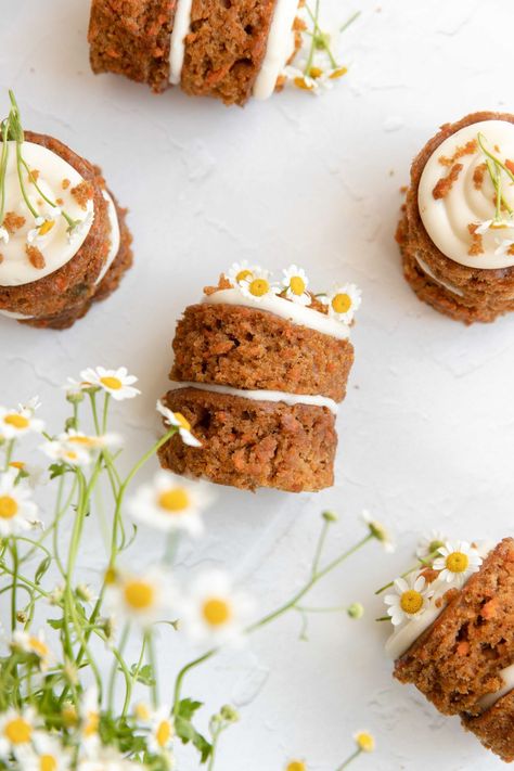 mini carrot cakes - the palatable life Carrot Cake Ingredients, Mini Carrot Cake, Carrot Cream, Spring Time Desserts, Graham Cracker Cookies, Mini Carrots, Carrot Cake Cookies, New York Cheesecake, Carrot Cake Recipe