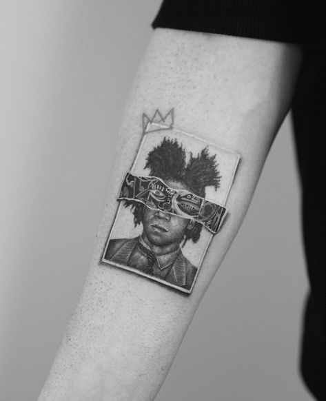 #tattoo #tattoodesign #art #basquait Basquiat Symbols, Tattoos Inspired By Movies, Jean Michel Basquiat Tattoo, Basquiat Tattoo Sleeve, Basquiat Crown Tattoo, Basquiat Minimalist Tattoo, Crown Finger Tattoo, Basquiat Tattoo, Basquiat Tattoo Dinosaur