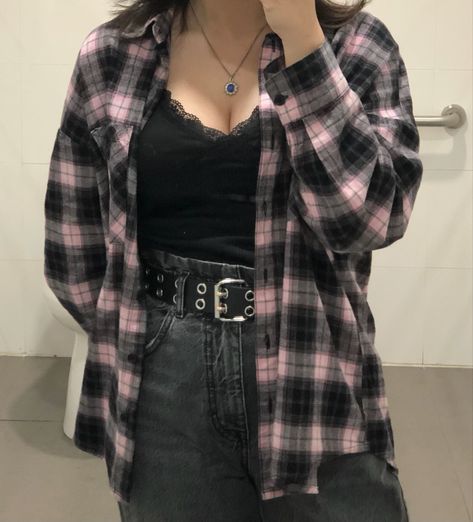 Flannel Grunge Aesthetic, Grunge Outfits Pink, Grunge Lesbian Outfit, Flannel Shirt Outfit Grunge, Fannels Shirts Outfits Aesthetic, Female Grunge Outfits, Purple Aesthetic Outfit Grunge, Bi Outfits Aesthetic, Purple Grunge Outfits