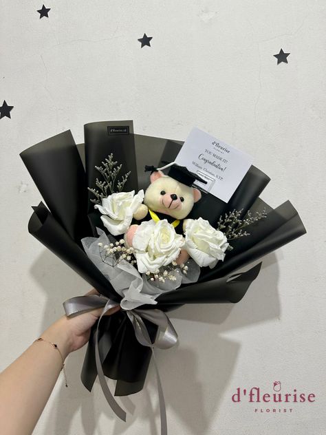 Graduate Flower Bouquet, Graduation Hampers, Black Flower Bouquet, Bouquet Wisuda, Monochrome Bouquet, Black And White Bouquet, Flower Bunches, Black Bouquet, Bucket Ideas