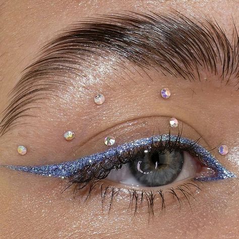 Festival Make Up, Concert Makeup, Rhinestone Makeup, Blue Eyeliner, Creative Eye Makeup, Festival Style, Blue Eyeshadow, Eyeliner Tutorial, Eye Makeup Art