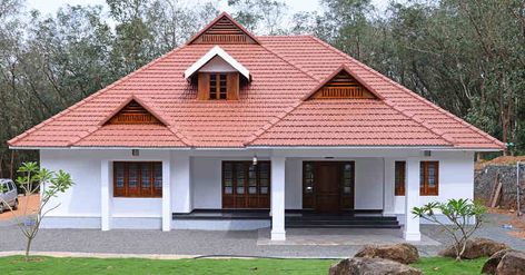 Home Kerala, Kerala Home Plans, Kerala House Plans, Kerala Traditional House, Single Floor House Design, Kerala Home, One Storey House, Kerala House, Tile Roof