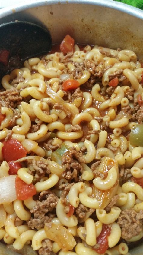 American Lunch Food, American Chop Suey Recipe, American Lunch, Classic Goulash, Chop Suey Recipe, Easy Goulash Recipes, American Chop Suey, American Goulash, American Dinner