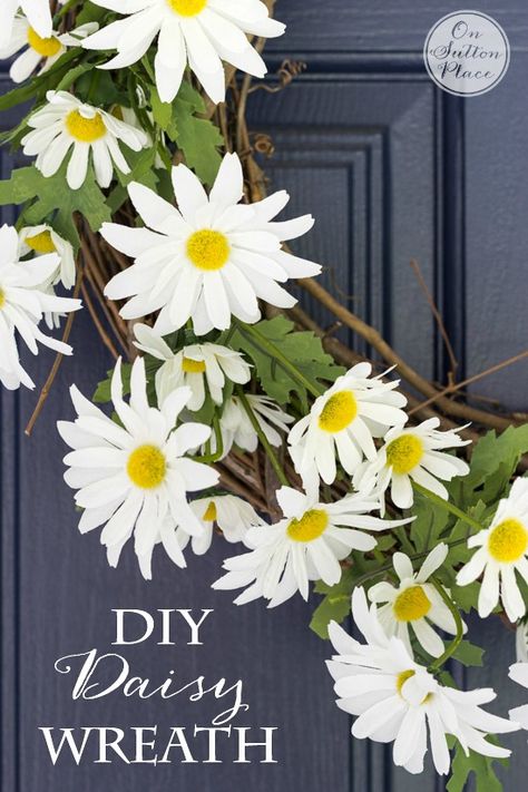 Make it! Easy DIY Daisy Wreath for your front door. Anyone can do this with basic supplies from any craft store. Adds great curb appeal too! Wreaths Diy Easy, Easy Curb Appeal, Pumpkin Wreath Tutorial, Front Door Wreaths Diy, Diy Daisy, Daisy Wreath, Front Door Wreaths, Diy Spring Wreath, Door Wreaths Diy