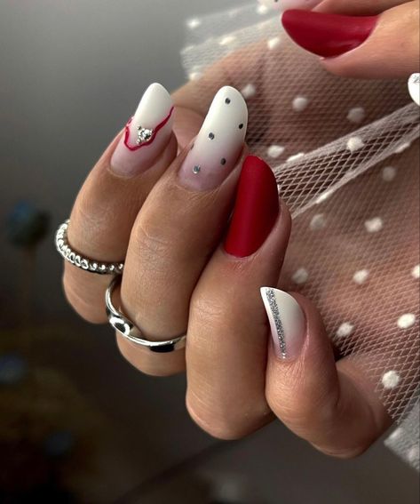 Slim Oval Nails, Migdală Slim, Slim Nails Design, French Glass Nails, Slim Nails, School Nails, Dark Feminine Aesthetic, Glass Nails, Glam Nails