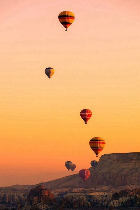 || #hot #air #balloons just make me #happy Hot Air Balloon Rides, Air Balloon Rides, Hot Air Balloons, Air Balloons, Jolie Photo, Pretty Places, Zeppelin, Hot Air Balloon, Air Balloon