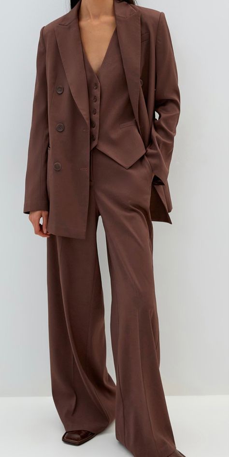 Suits Aesthetic Women, Prom Clothes For Tomboys, Suit Wedding Guest Woman, Women In Baggy Suits, Dark Brown Suit Women, Brown Suit Women Outfits, Outfit Costume Femme, Women Tailored Suit, Formal Brown Outfit