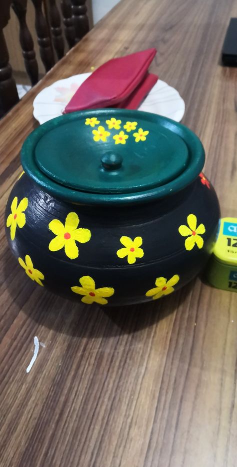 Tulsi Pot, Decorating Terra Cotta Pots, Recycled Material Art, Bottle Art Projects, Home Flower Decor, Terra Cotta Pot Crafts Diy, Hand Painted Planter, Peacock Rangoli, Pot Art