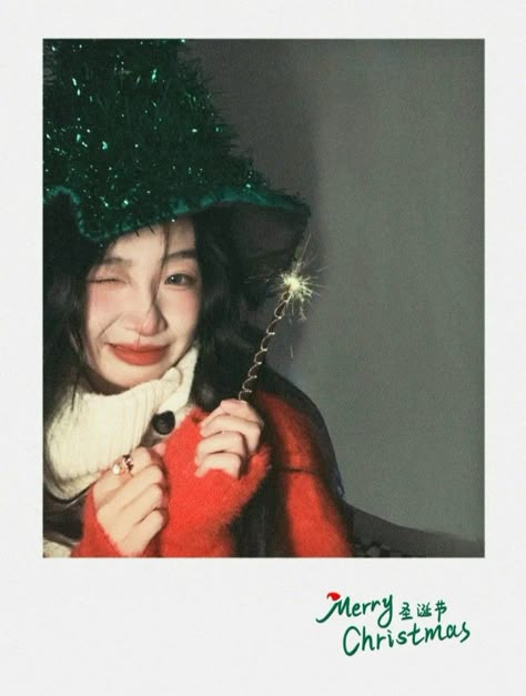 Christmas Selfie Ideas, Christmas Card Photo Ideas, Christmas Fashion Photography, Christmas Selfie, Christmas Instagram Pictures, Photo Signature, Christmas Poses, Concept Photography, 사진 촬영 포즈