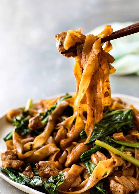 Chopsticks pulling up Pad See Ew Stir Fry Noodles Recipe, Stir Fried Noodles, Fried Noodles Recipe, Thai Stir Fry, Pad See Ew, Plats Healthy, Fried Noodles, Recipetin Eats, Stir Fry Noodles