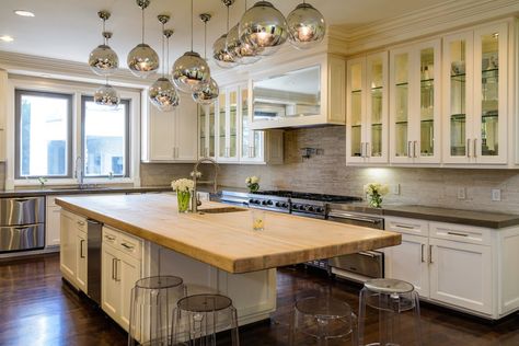 Table In Middle Of Kitchen, High Gloss White Kitchen, Small Kitchen Island Ideas, Classy Kitchen, Butcher Block Island, Cabin Tiny House, Round Kitchen Table, Small Kitchen Island, Spacious Kitchen