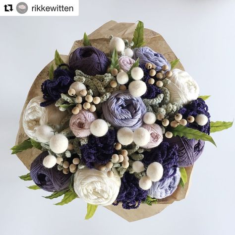 💐 Because it’s #Tuesday. Look closely... love it. . . . #Repost @rikkewitten ・・・ My friend, @jeanette_gj and I have made many jokes about… Yarn Bouquet Diy, Yarn Bouquet Gift, Yarn Bouquet, Different Types Of Yarn, Yarn Flower, Yarn Gifts, Yarn Flowers, Gift Bouquet, Creative Gift Wrapping