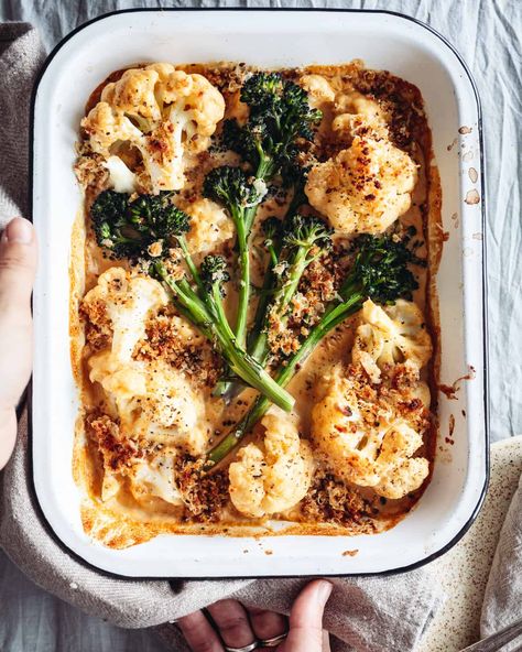 Vegan Cauliflower Cheese Gratin Vegan Cauliflower Cheese, Vegan Cheddar Cheese Sauce, Cheese Gratin, Vegan Casseroles, Tasty Cauliflower, Cauliflower And Broccoli, Breadcrumb Topping, Buckwheat Bread, Vegan Christmas Dinner