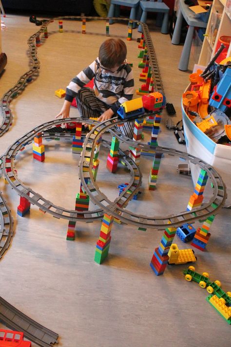 Laat de Duplo-treinbaan ook eens omhoog lopen! Bouw met een helling van een half blokje per stuk rails. Wist jij dit al? Train Track Ideas, Fun Games For Children, Lego Duplo Train, Games For Children, Kids Toys For Boys, Lego Trains, Lego Craft, Fun Games For Kids, Lego Party