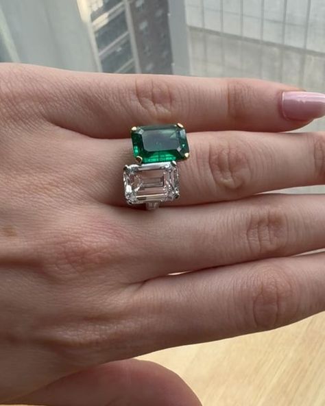 Siegelson on Instagram: "A perfect balance. The Cartier Midcentury Modern Emerald and Diamond Twin Ring by Cartier, circa 1960. 
⠀⠀⠀⠀⠀⠀⠀⠀⠀
#siegelson #cartier #emerald #diamond #jewelry" Cartier Emerald, Dream Jewelry, Emerald Diamond, Midcentury Modern, Cartier, Diamond Jewelry, Emerald, Ring, On Instagram