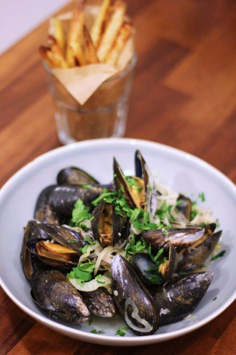 French supper: Moules in Pernod sauce – pip & little blue Pernod Sauce, Camping Holidays, Mussels Recipe, Molluscs, Shellfish Recipes, Summer Rolls, Cook Off, French Food, Tasty Treats