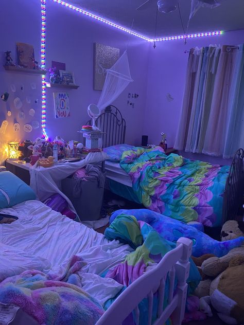 Sharing A Room Ideas Sisters Aesthetic, Room Ideas Aesthetic Sharing A Room, Small Bedroom Ideas For 3 Sisters, Sister Bedroom Ideas Shared Rooms Aesthetic, Aesthetic Room For 2 Sisters, 2 People Room Ideas, Shared Bedroom Aesthetic, 2 Person Room Ideas, Shared Room Aesthetic