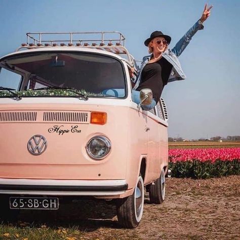 60s Photoshoot, Vw Bus Photo, Women Cars, Classic Car Photoshoot, Volkswagen Minibus, Bus Girl, Vans Girl, Combi Vw, Vw Porsche