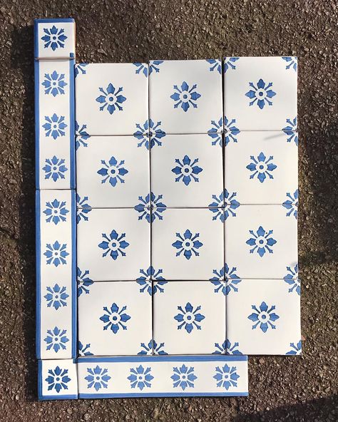 Blue White Backsplash, Vintage Tile Backsplash, Blue Tile Kitchen, Patterned Tile Bathroom, Blue And White Tiles, Blue Kitchen Tiles, Blue And White Tile, Old Tiles, Vintage Tiles