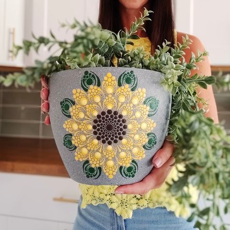 Pot Makeover, Point Painting, Mandela Designs, Clay Cafe, Mandala Inspiration, Dot Art Mandala, Mandala Ideas, Sunflower Mandala, Diy Pottery Painting