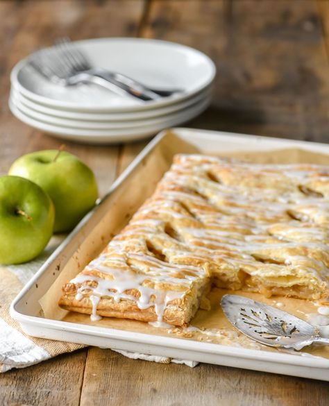 Puff Pastry Apple Strudel • So Easy! Puffed Pastry Apple Tart, Pastry With Apples, Phyllo Dough Apple Recipes, Fall Desserts With Puff Pastry, Vegan Apple Puff Pastry Recipes, Phyllo Dough Strudel, Apple Phyllo Dough Recipes Easy, Apple Tart Recipe Puff Pastry, Apple Galette Puff Pastry