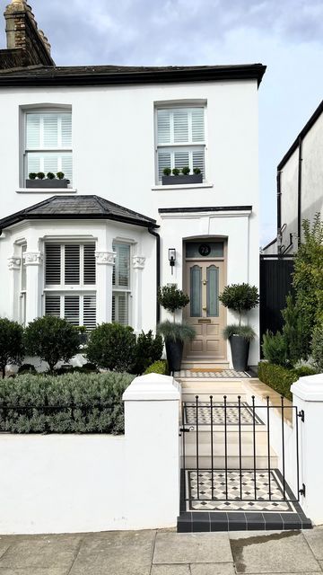 Victorian Terrace House Exterior, Terraced House Exterior, Victorian House London, London House Interior, Modern House Front Elevation, Victorian Front Garden, London Terrace House, Terrace House Exterior, Front Path