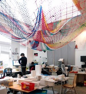 Colourful fishing net Suspended Sculpture, Ceiling Net, Ceiling Artwork, Net Architecture, Janet Echelman, Fish Net Decor, Installation Ideas, Art Haus, Landform