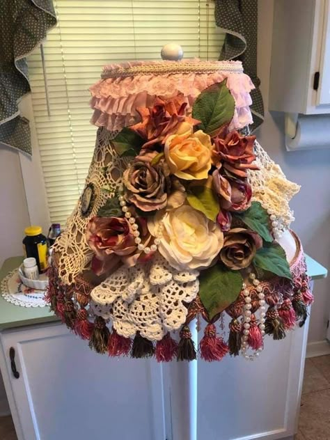 Doily Lamp Shade, Eclectic Lampshade Diy, Funky Lampshades Diy, Doily Lampshade Diy, Decorating Lampshades Ideas, Fun Lamp Shades, Repurpose Lamp Shade, Shabby Lamp, Diy Lamp Shade Makeover