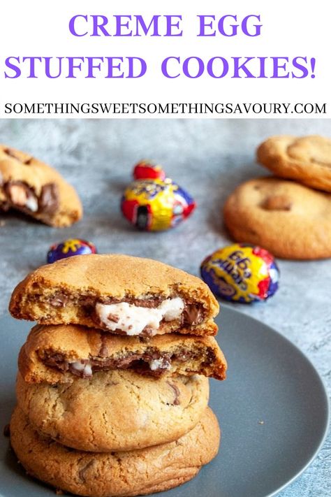 If you love Creme eggs, these Creme egg stuffed cookies will be the ultimate Easter sweet treat! Cream Egg Cookies, Creme Egg Cookie, Crème Egg Cookies, Jumbo Cookies, Easter Sweet Treats, Mini Eggs Cookies, Creme Eggs, Fridge Cake, Gourmet Cookie