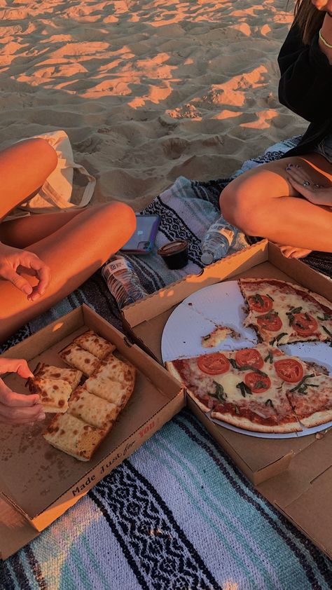 Sunset Beach Picnic, Pizza Picnic, Sunset Food, Birthday Pizza, Sunset Picnic, 2024 Goals, Holiday 2024, Picnic Date, Picnic Food