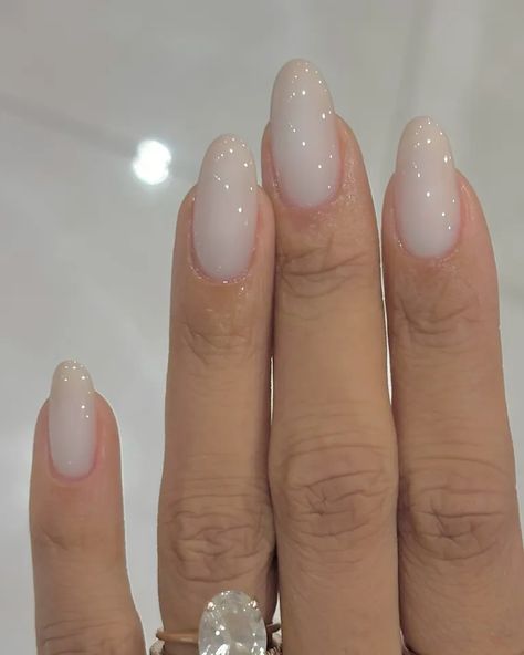 13 Elegant Christmas Nail Ideas That Will Earn You Compliments | Who What Wear UK Nail Inspo Oval, Party Nail Design, Natural Nail Shapes, Almond Shaped Nails Designs, Chic Manicure, Festive Manicure, Different Nail Shapes, January Nails, London Nails