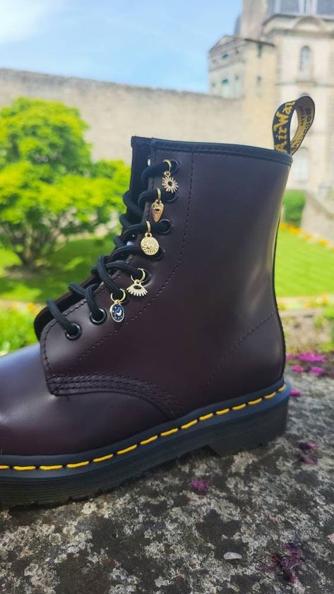 Style Dr Martens, Boot Charms, Dr Martens Style, Martens Style, Doc Martens Boots, Lace Shoes, Shoe Insoles, Shoe Charms, Doc Martens