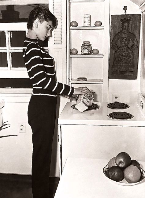 Audrey Hepburn 1950s, Audrey Hepburn Outfit, Aubrey Hepburn, Audrey Hepburn Inspired, Audrey Hepburn Photos, Pattie Boyd, Breton Stripes, Audrey Hepburn Style, Bridget Jones