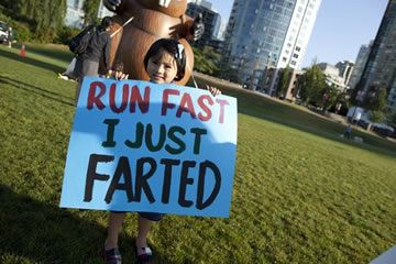 20 Great Marathon Spectator Signs.. very cute and funny! Marathon Posters Ideas, Half Marathon Motivation, Marathon Signs, Running Signs, Running Funny, Running Quotes Funny, Marathon Posters, Crossfit Humor, Running Posters