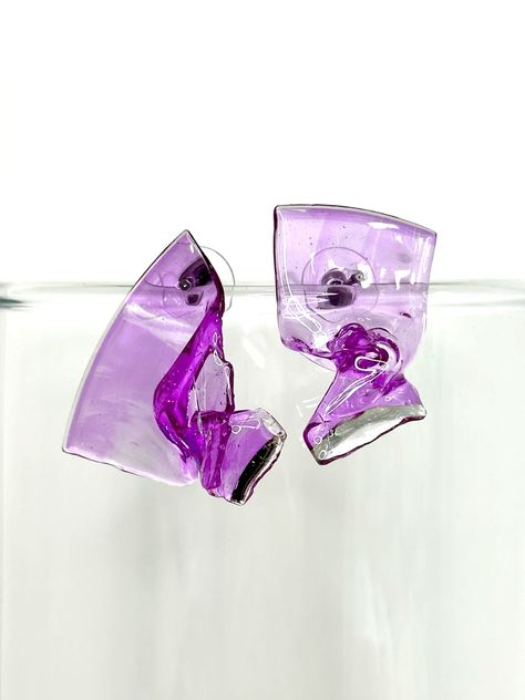 Asymmetrical Earrings, Recycled Fashion, Purple Earrings, Edgy Chic, Original Fashion, Green Living, Edgy Fashion, Minimalist Jewelry, Resin Jewelry