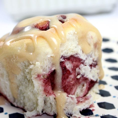 4. Peanut Butter and Jelly Rolls | 8 Amazing Peanut Butter Peanut Butter Jelly Recipes, Peanut Butter Oatmeal Bars, Jelly Desserts, Breakfast Sweets, Peanut Butter Frosting, Peanut Butter Oatmeal, Jelly Rolls, Peanut Butter And Jelly, Peanut Butter Jelly