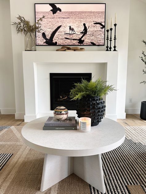 Styling Circle Coffee Table, Round Coffee Table Decor Living Room, Styling Round Coffee Table, How To Style A Round Coffee Table, Circle Coffee Table Decor, Circle Table Decor, Coffee Table Styling Round, Round Coffee Table Decor Ideas, Coffee Table Styling Living Rooms